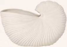 Ceramiczna doniczka Shell marki Ferm LIVING w kolorze białym i beżowym o organicznym kształcie